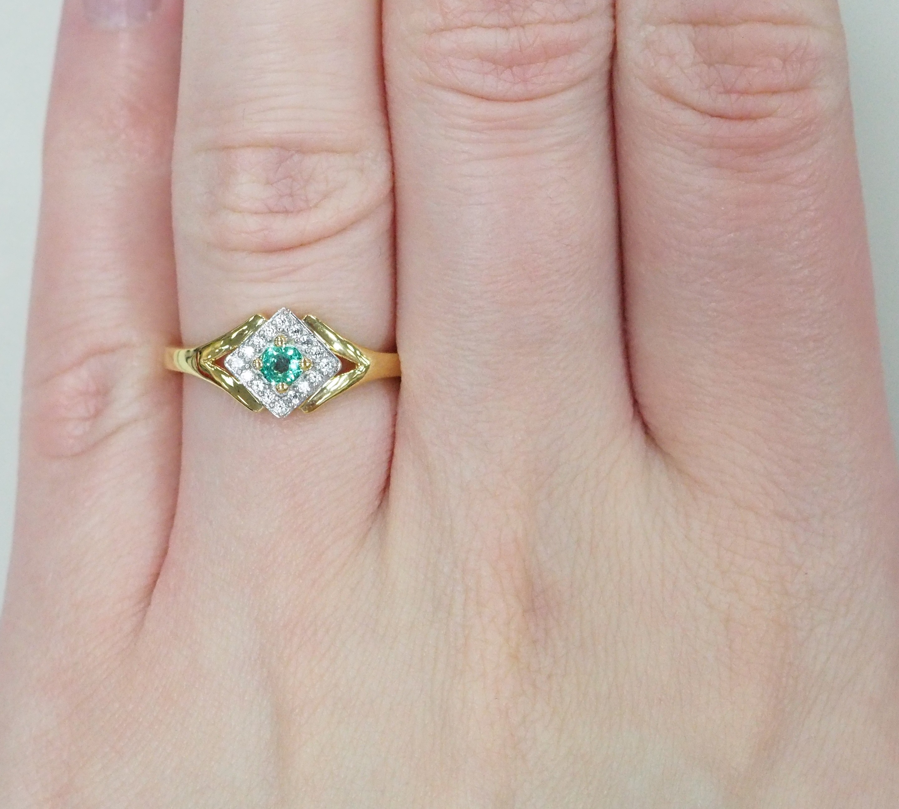 Серебряное кольцо с изумрудом